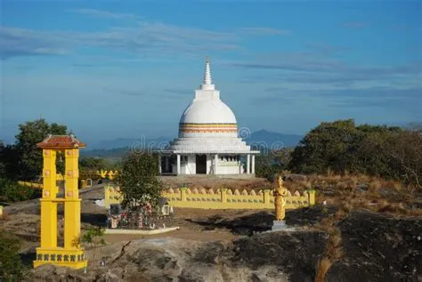  Parivara Stupa: Kimaltava buddhalainen ikonografia ja mystisen maiseman taika!